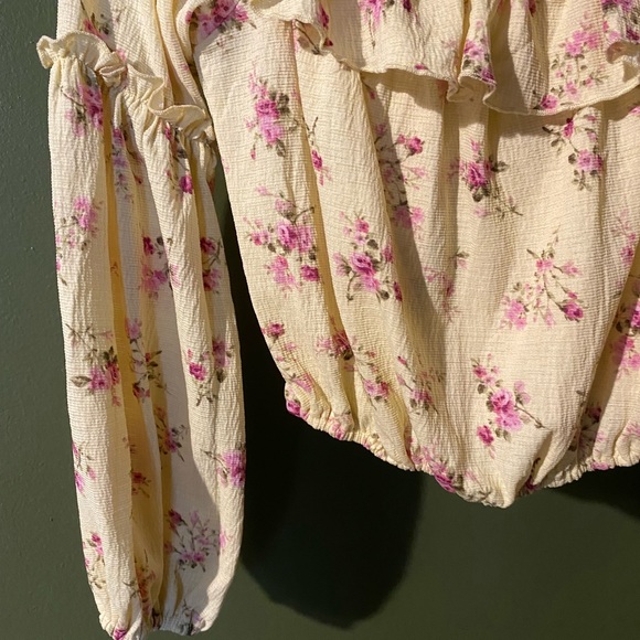 🌟F21 Floral Off-the-Shoulder Crop Top🌟 - Picture 4 of 7